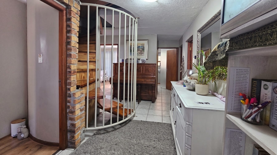 5 Bedroom Property for Sale in Voelklip Western Cape